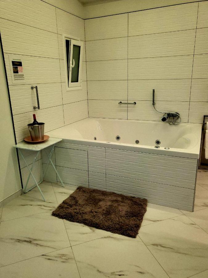 Romantic Deluxe Svite Wise Jacuzzi And Sauna Athen Eksteriør bilde