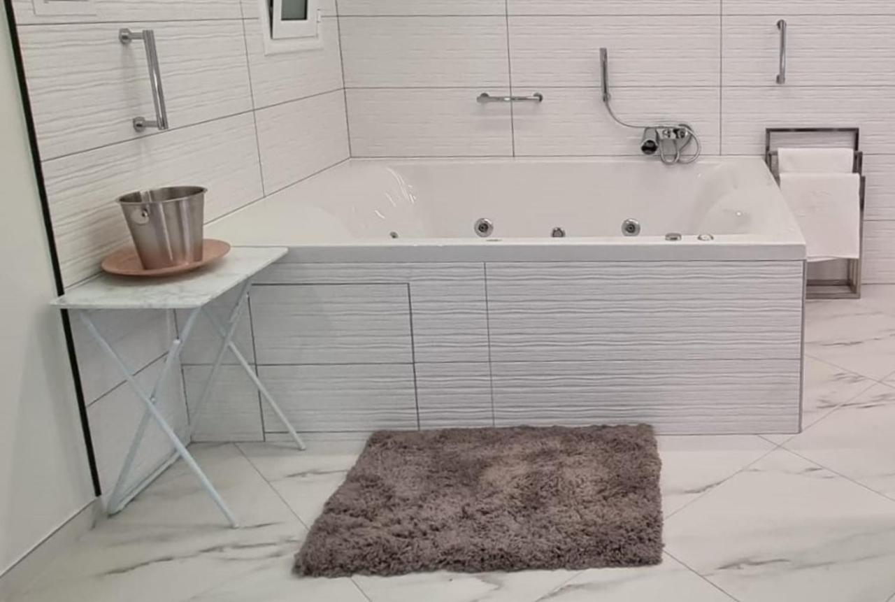 Romantic Deluxe Svite Wise Jacuzzi And Sauna Athen Eksteriør bilde